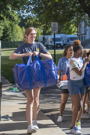 A member of the Hood College Welcome Team helps a new student move into Smith Hall
