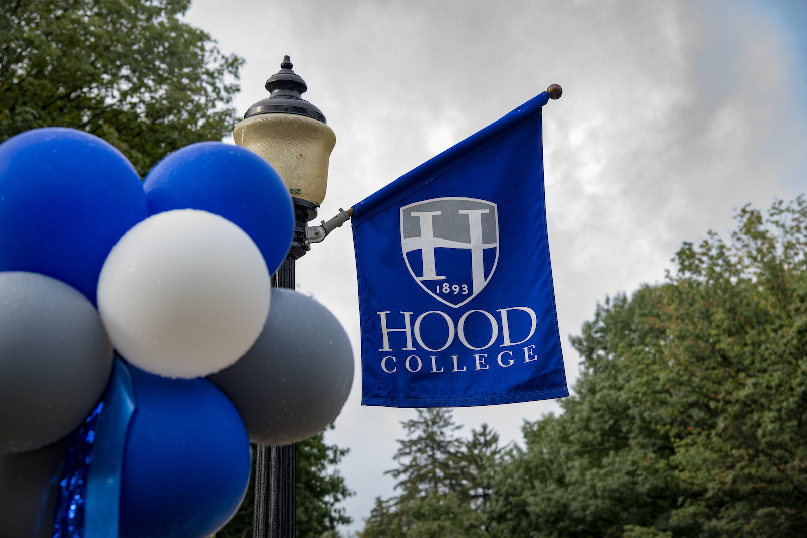 hood banner and balloons