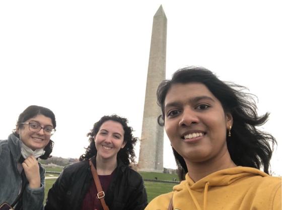 Honors students in front of Washington Monument